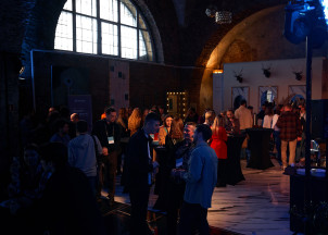 Гости закрытого митапа общаются с маркетологами других компаний и экспертами Яндекса