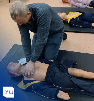 Преподаватель разбирает вопросы оказания первой помощи