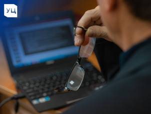 Слушатель на очном занятии в компании УЦ-ПРО