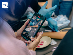 Преподаватель читает расширенные занятия по инъекциям и забору крови