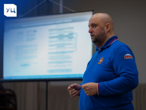 Преподаватель по охране труда разбирает вопросы оказания первой помощи