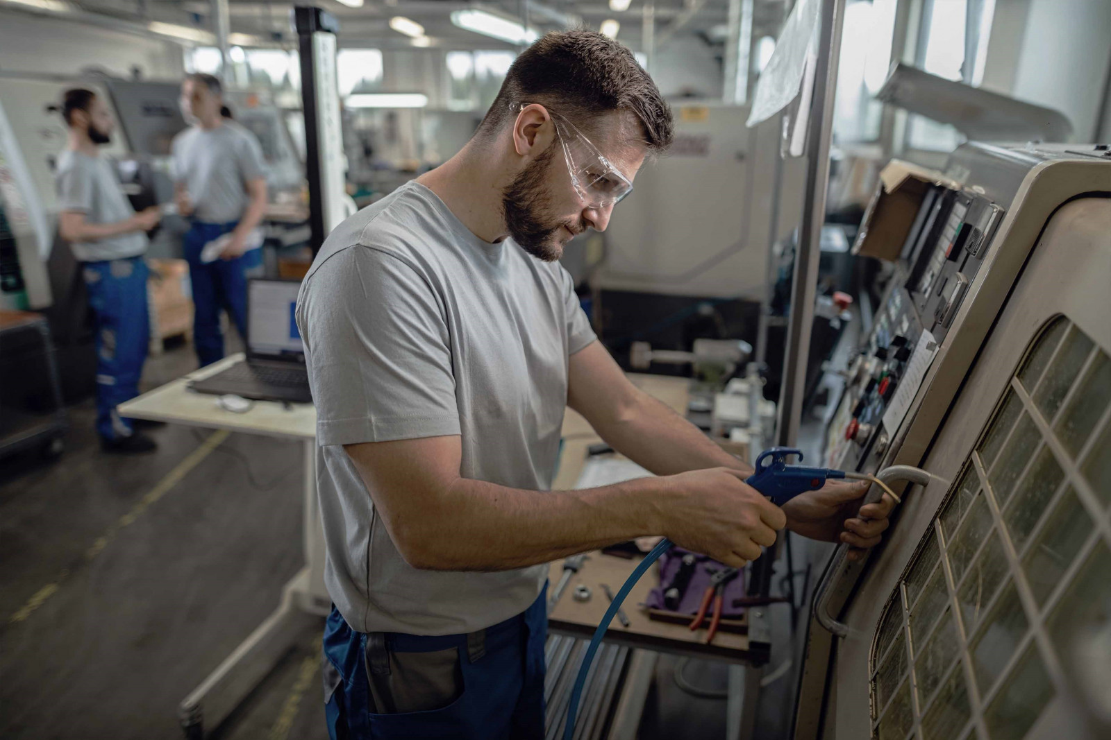 Безопасные методы и приемы выполнения работ при размещении, монтаже, техническом обслуживании и ремонте технологического оборудования (включая технологическое оборудование) | Обучение, аттестация, лицензирование
